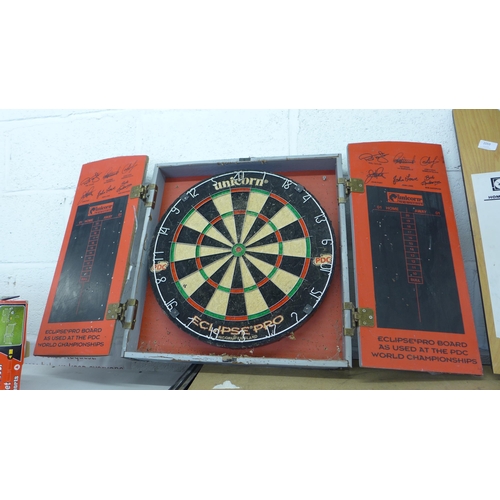 2058 - Unicorn Eclipse Pro dartboard in case