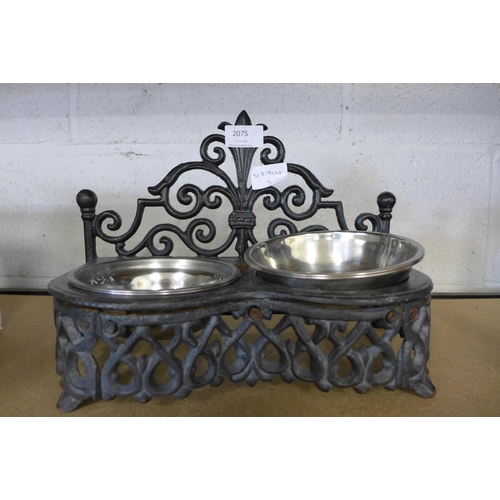 2075 - Cast iron pet feeding system with bowls