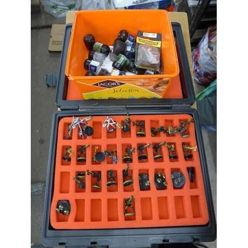 2077 - Games Workshop model case containing Warhammer figures & some paints