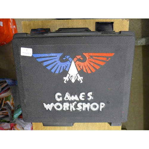 2077 - Games Workshop model case containing Warhammer figures & some paints