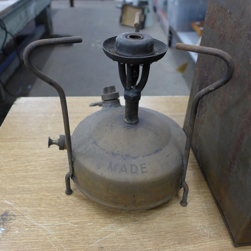 2081 - Vintage camping stove