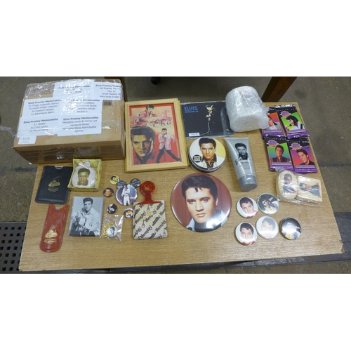 2115 - Box of Elvis Presley memorabilia: badges, coasters, CD, mug, fridge magnets, aftershave balm, phone ... 