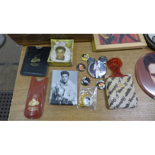 2115 - Box of Elvis Presley memorabilia: badges, coasters, CD, mug, fridge magnets, aftershave balm, phone ... 