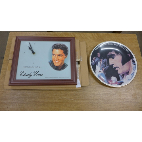 2116 - Elvis Presley blue clock (new/unused 1980s/90s) & 10th Anniversary plate