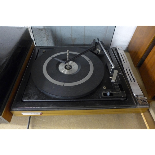 2139 - 3 Turntables with 2 pairs of speakers