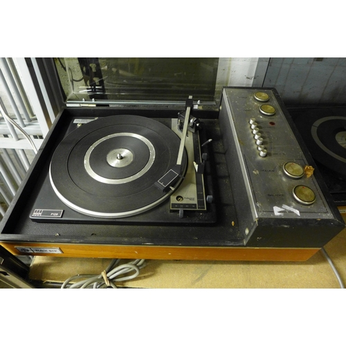 2139 - 3 Turntables with 2 pairs of speakers