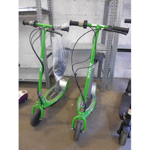 2186C - Razor electric scooters x 2 One charger