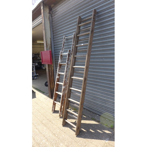 2191 - 2 Wooden extension ladders