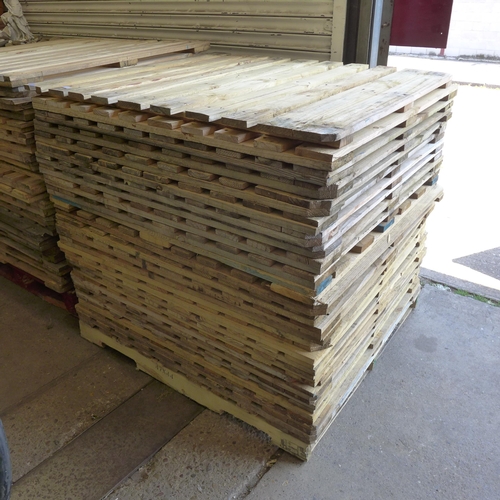 2192 - 22 Pallet made fence panels