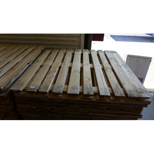 2192 - 22 Pallet made fence panels