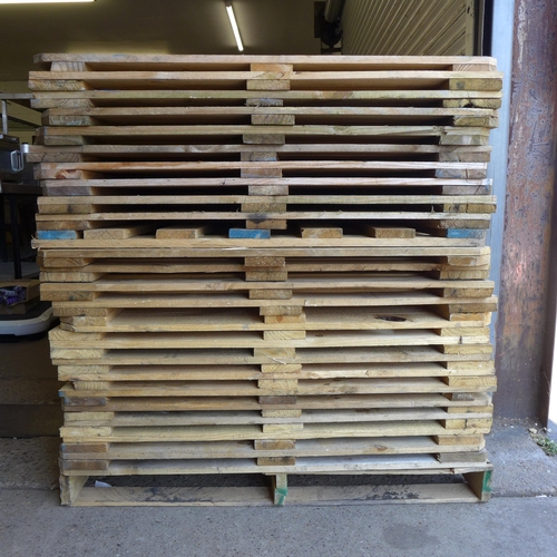 2192 - 22 Pallet made fence panels