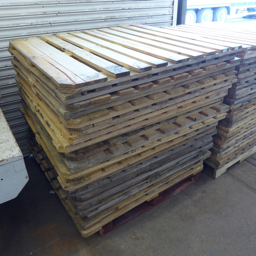 2193 - 22 Pallet made fence panels