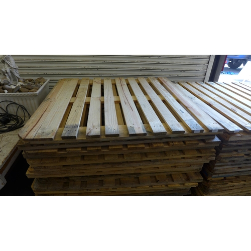 2193 - 22 Pallet made fence panels