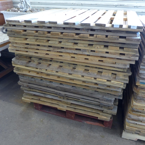 2193 - 22 Pallet made fence panels