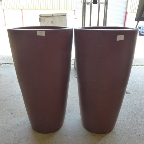 2198 - 2 Large planters