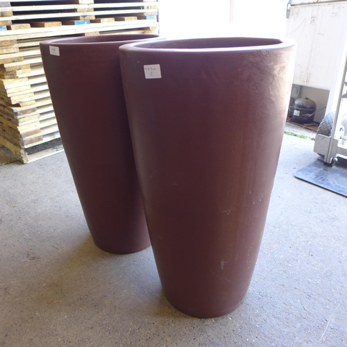 2198 - 2 Large planters