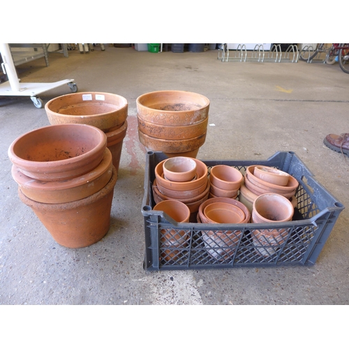 2204 - Large selection of terracotta plant pots; 9 large & approx. 24 smaller