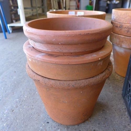 2204 - Large selection of terracotta plant pots; 9 large & approx. 24 smaller