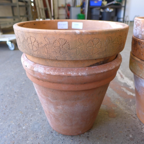 2204 - Large selection of terracotta plant pots; 9 large & approx. 24 smaller