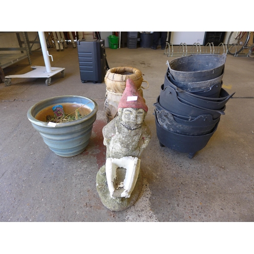 2211 - Garden bundle: plastic pots, gnome, ceramic pot & wicker pot