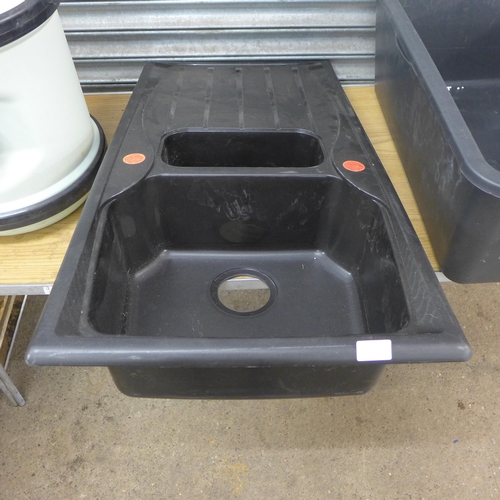 2269 - Plastic washer, plastic sink and caravan water butt