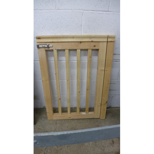 2399 - Garden safety gate with hinge & latch