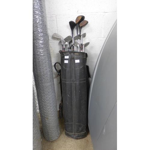 2404 - Golf bag with clubs