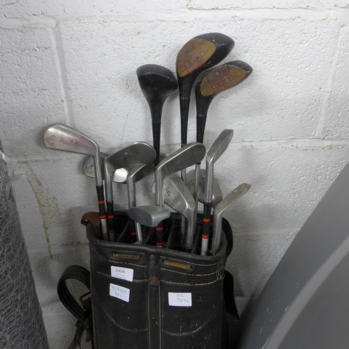 2404 - Golf bag with clubs