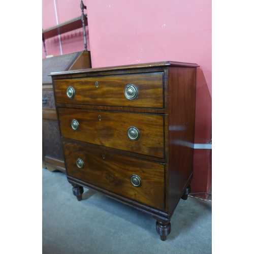 100 - A small George III mahogany bachelors chest of drawers