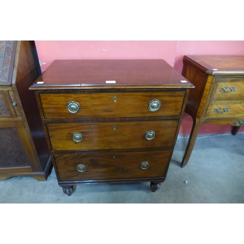 100 - A small George III mahogany bachelors chest of drawers