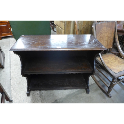 194 - A small oak open bookcase