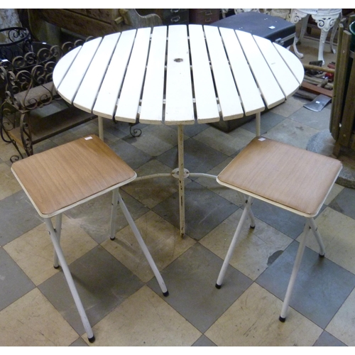 275 - A tubular steel and painted wooden circular garden table and two small folding stools