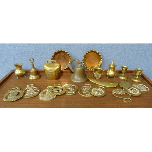 323 - A collection of horse brasses and other brassware