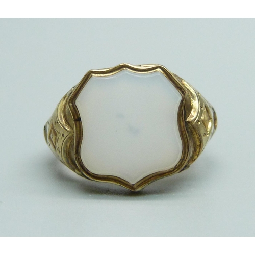 1003 - A Victorian yellow metal and agate poison ring, 6.1g, Q