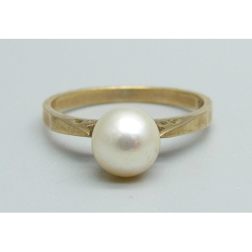 1005 - A 9ct gold and pearl ring, 2.2g, N