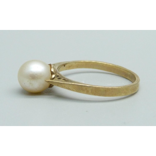 1005 - A 9ct gold and pearl ring, 2.2g, N