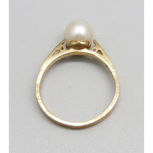 1005 - A 9ct gold and pearl ring, 2.2g, N