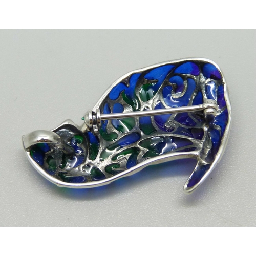 1013 - A silver plique-a-jour cat brooch