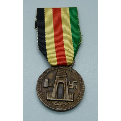 1017 - A WWII German Italian Africa medal