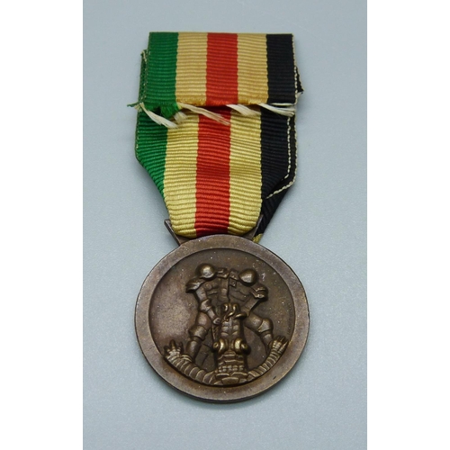 1017 - A WWII German Italian Africa medal