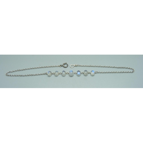 1022 - A moonstone necklet, (tests as silver)