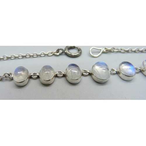 1022 - A moonstone necklet, (tests as silver)