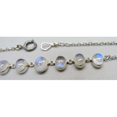 1022 - A moonstone necklet, (tests as silver)