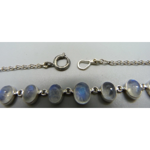 1022 - A moonstone necklet, (tests as silver)