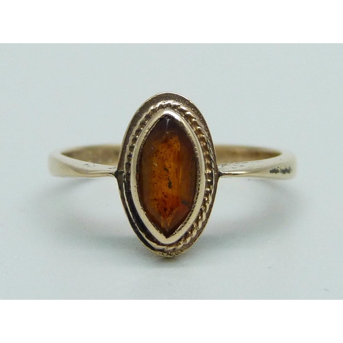 1024 - A 9ct gold and marquise shape amber ring, 1.9g, K