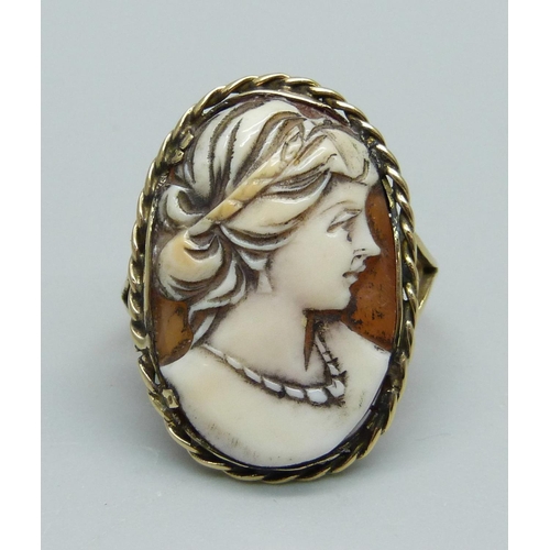 1025 - A 9ct gold cameo ring, 3.7g, K