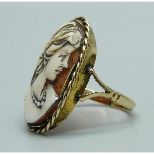 1025 - A 9ct gold cameo ring, 3.7g, K