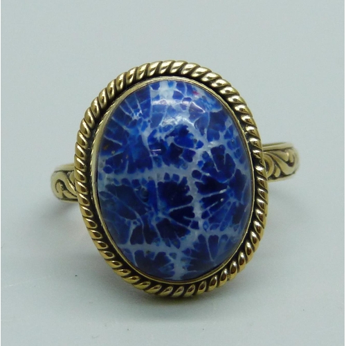 1028 - A silver gilt blue fossil coral cabochon ring, O