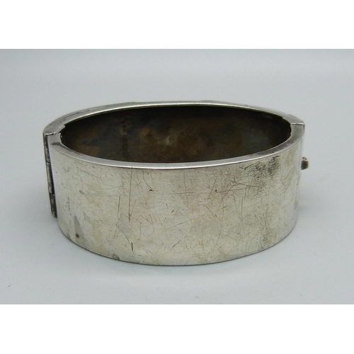 1037 - A Victorian silver bangle, Birmingham 1883, (opening 46mm x 60mm)