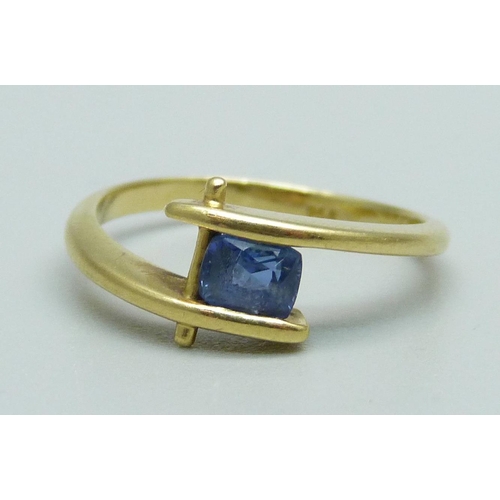 1045 - An 18ct gold ring set with a blue sapphire, 3.9g, L, with certificate